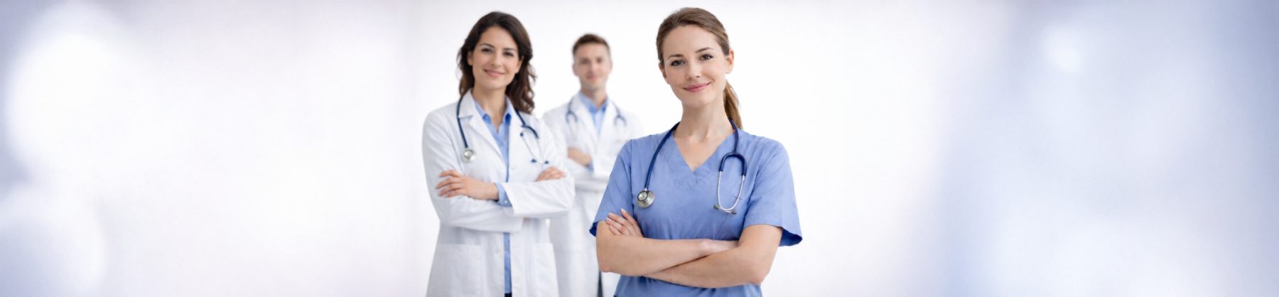 Echipa medicală Anima24: asistente medicale și medic în halate și uniforme